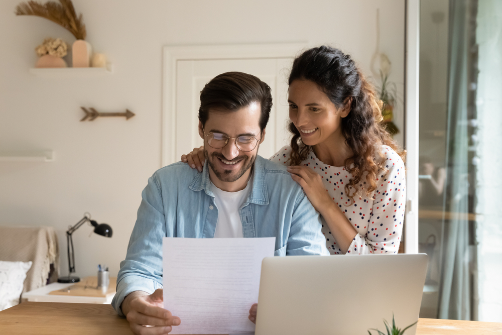 Man and woman happy at computer screen applying for k-1 fiance visa