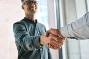 investor shaking hands after closing deals to assist with e2 visa dreams